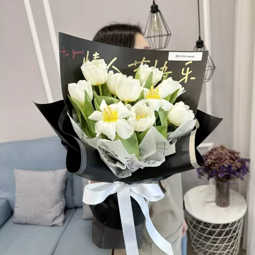 Tulip Hand Bouquet 28
