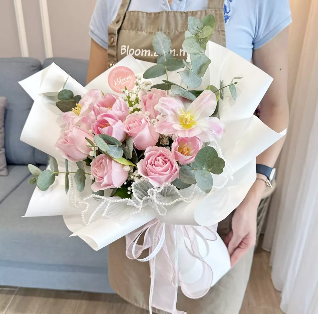 Tulip Hand Bouquet 29