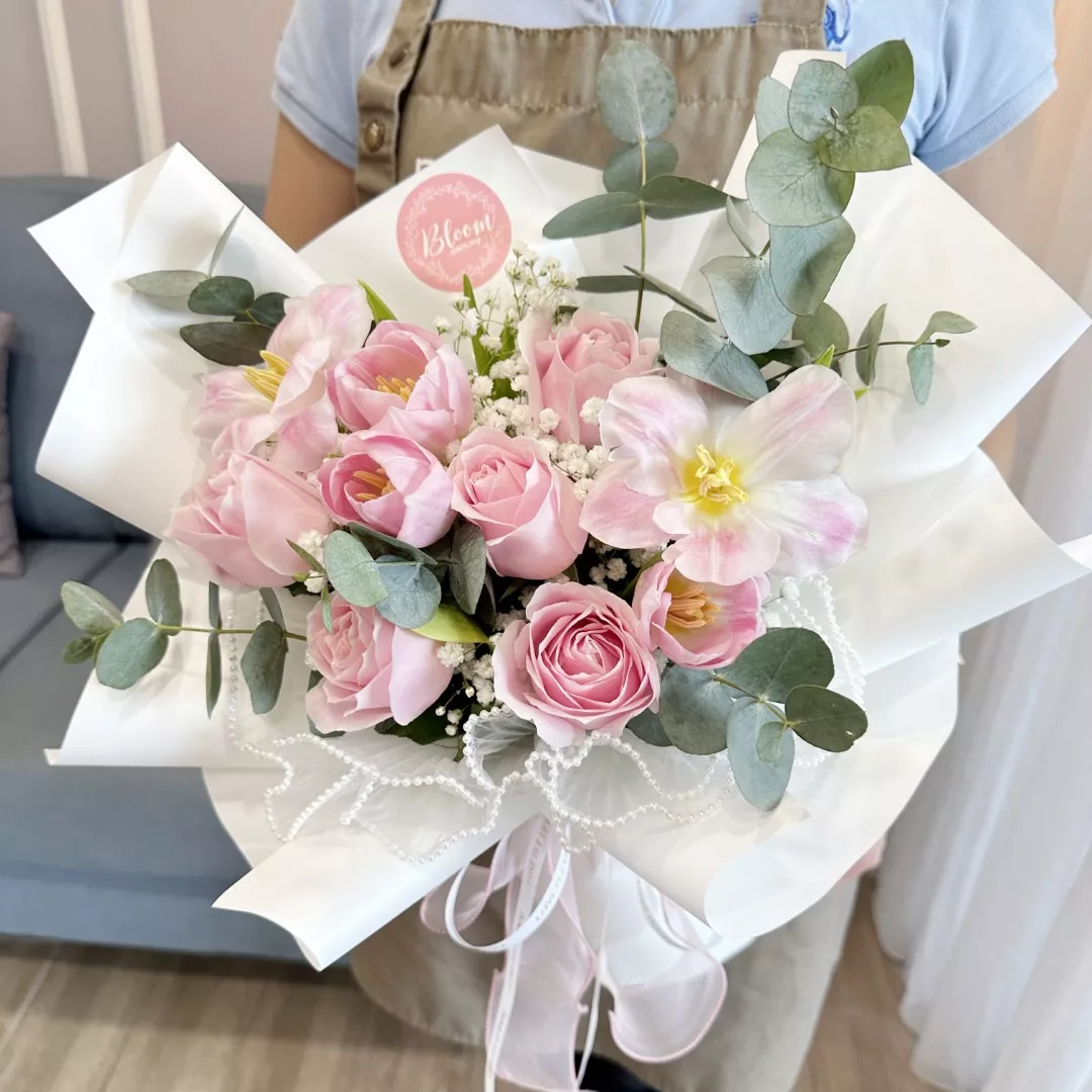 Tulip Hand Bouquet 29