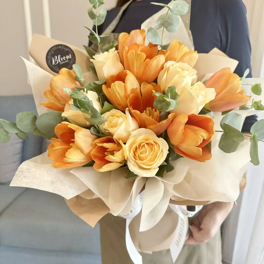 Tulip Hand Bouquet 31