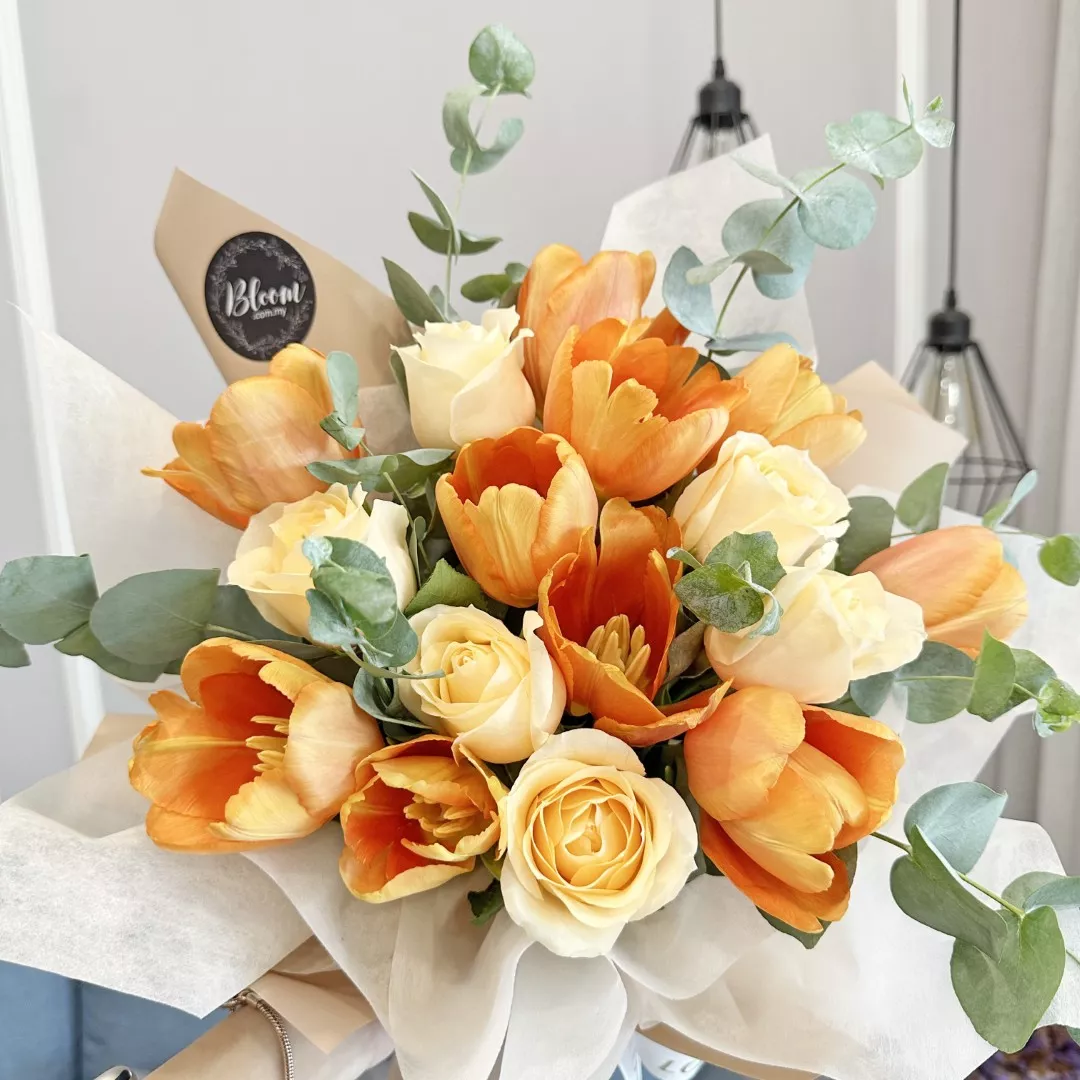 Tulip Hand Bouquet 31