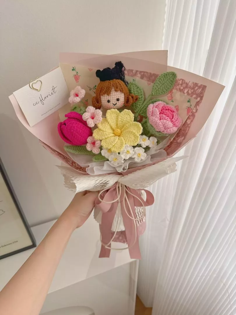 Graduation Doll Crochet Bouquet