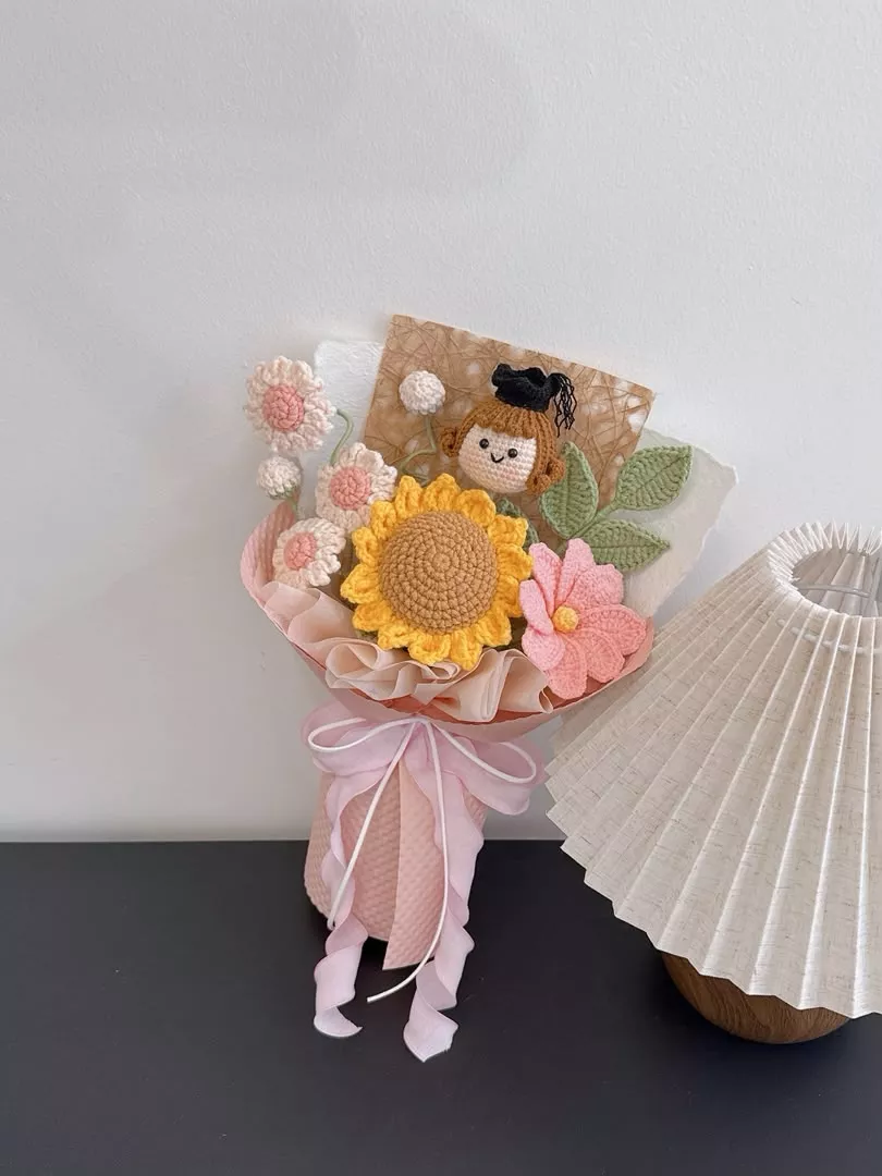 S Size Graduation Doll Crochet Bouquet