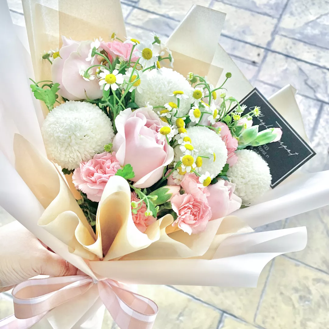 V6 - Pastel mix flower bouquet