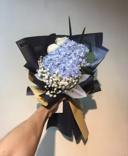 Impacco blu con ortensie blu