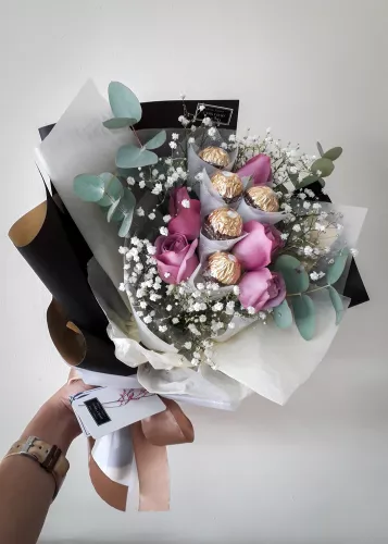 Rosa Morada Con Rocher