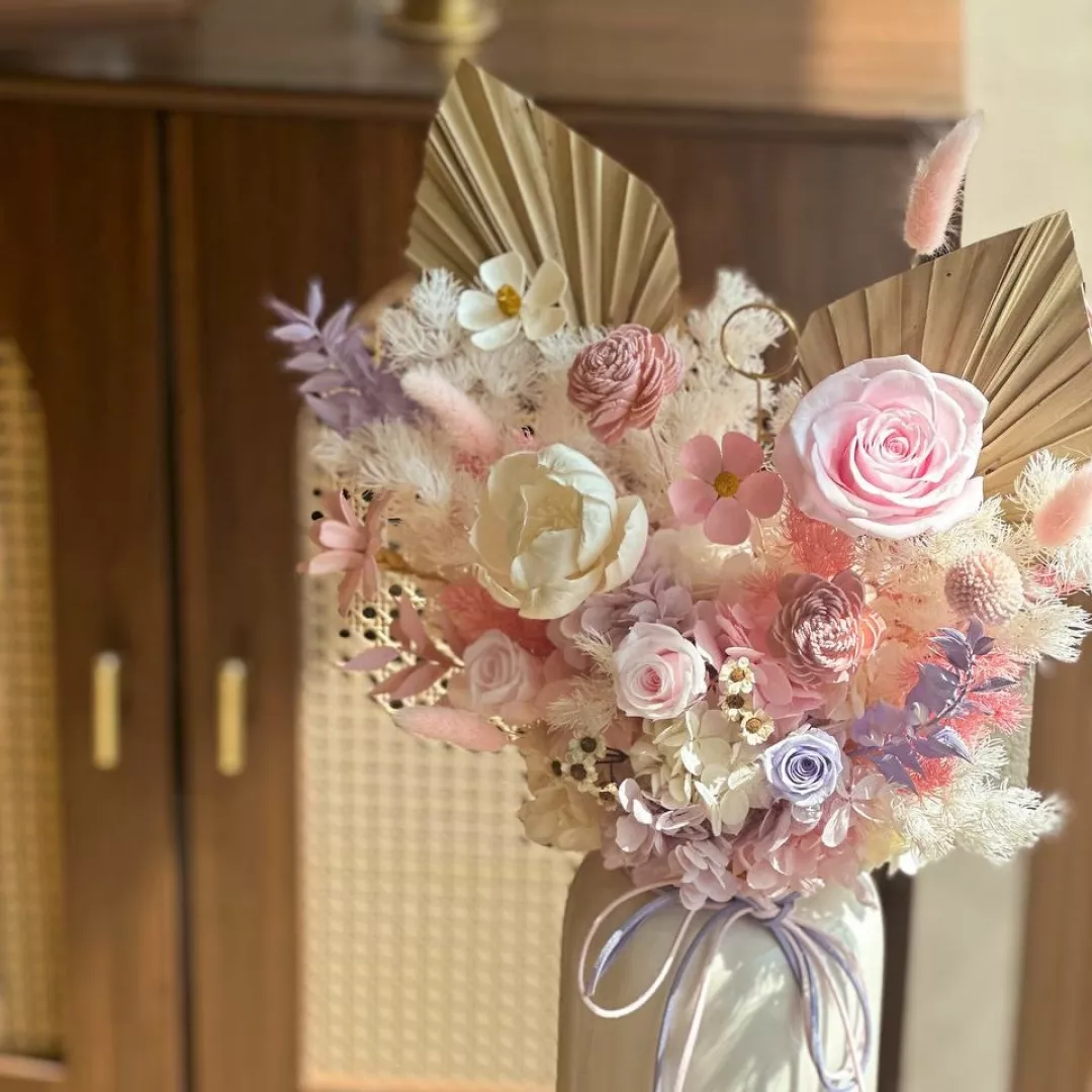 Zuri Preserved Flower Vase