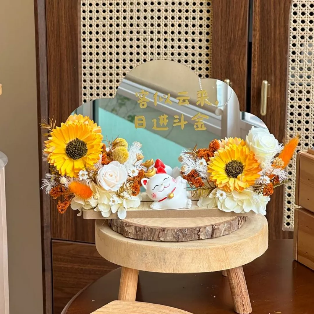 Vera Preserved Flower Fortune Cat Mirror