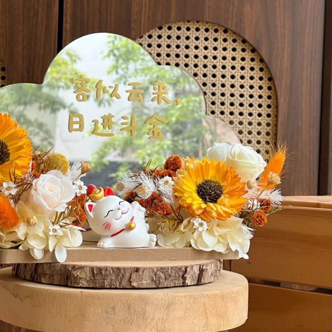 Vera Preserved Flower Fortune Cat Mirror