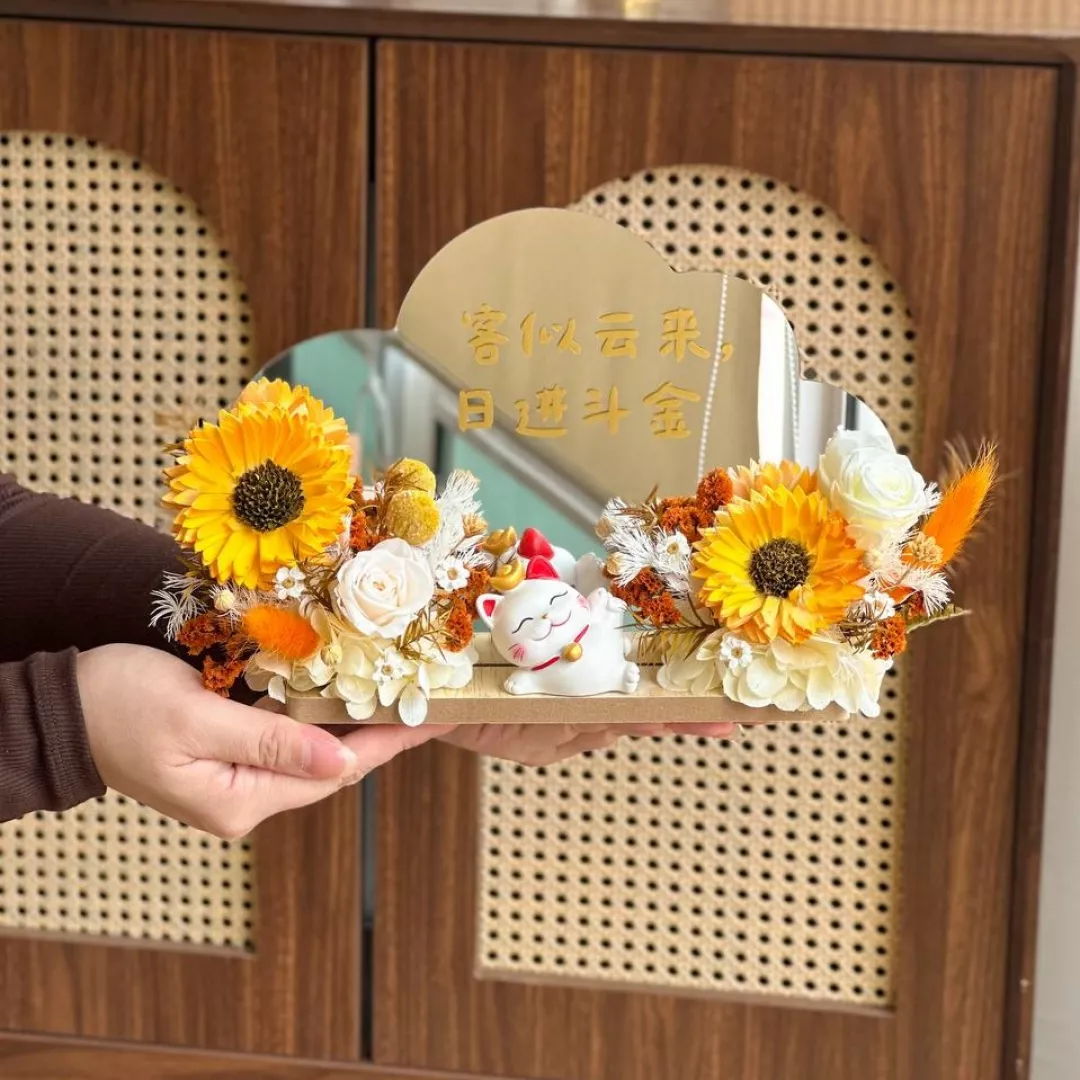 Vera Preserved Flower Fortune Cat Mirror