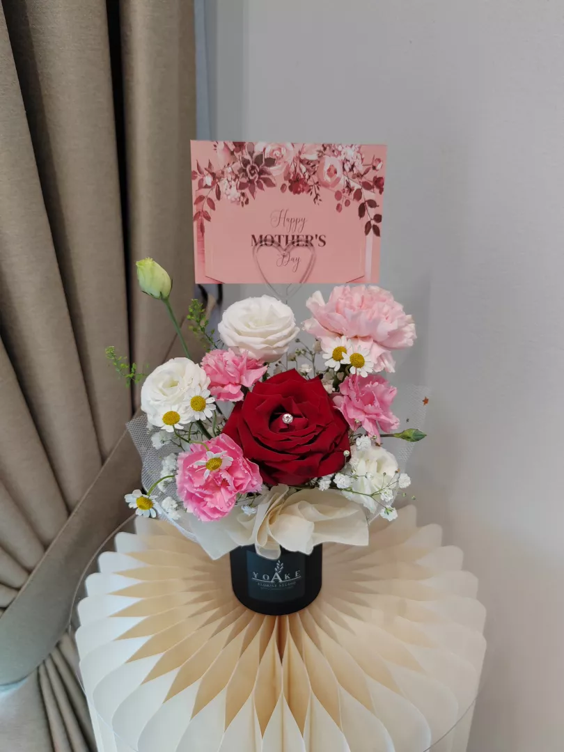 Red Beauty - Mini Fresh Flower Box 